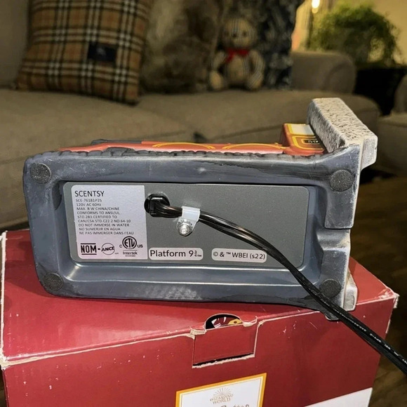NWT SCENTSY Harry Potter Platform 9 3/4 Full Size Wax Melt Warmer Plug In - Picture 15 of 16